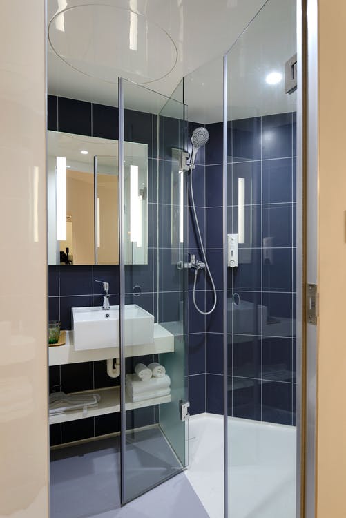 Panel natryskowy czy zestaw prysznicowy – co wybrać do łazienki?