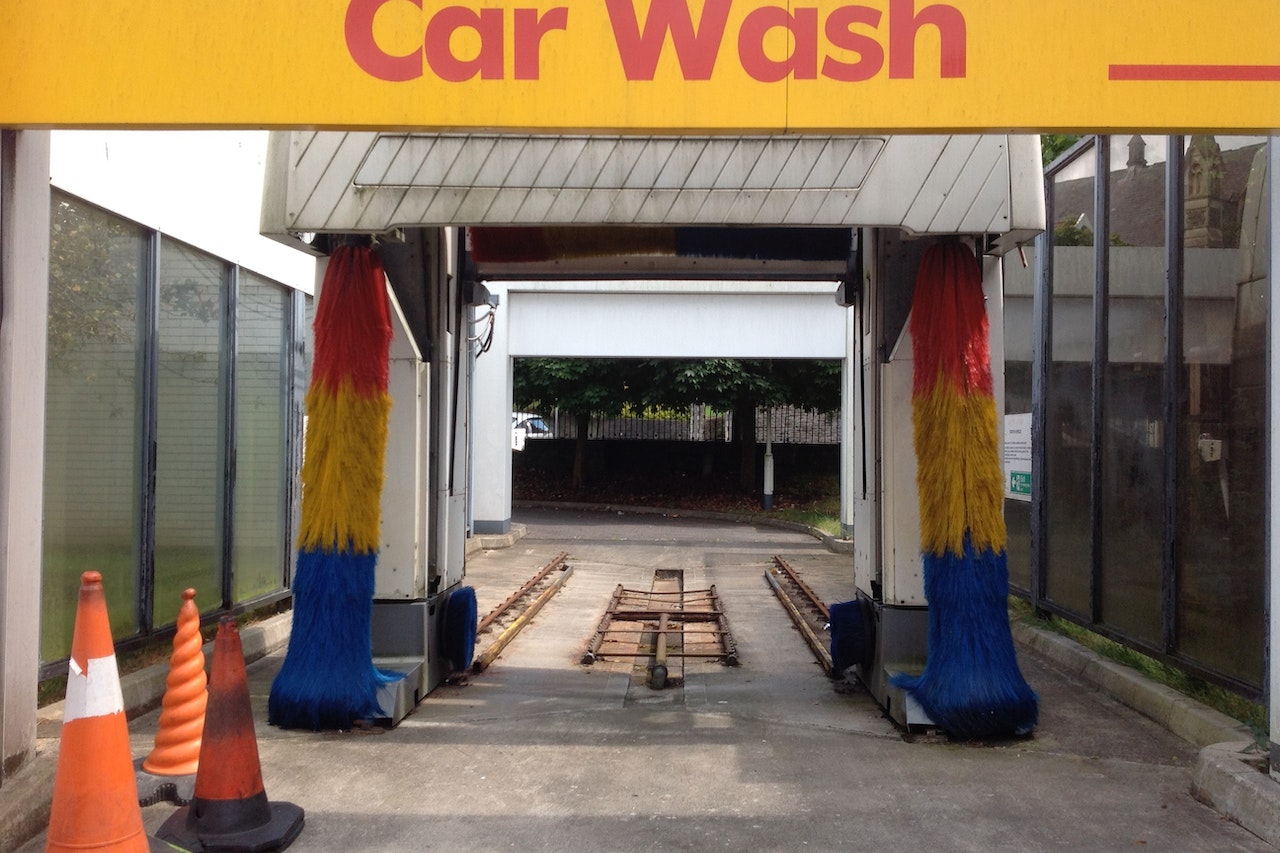 Jakie są główne rodzaje myjni samochodowych?